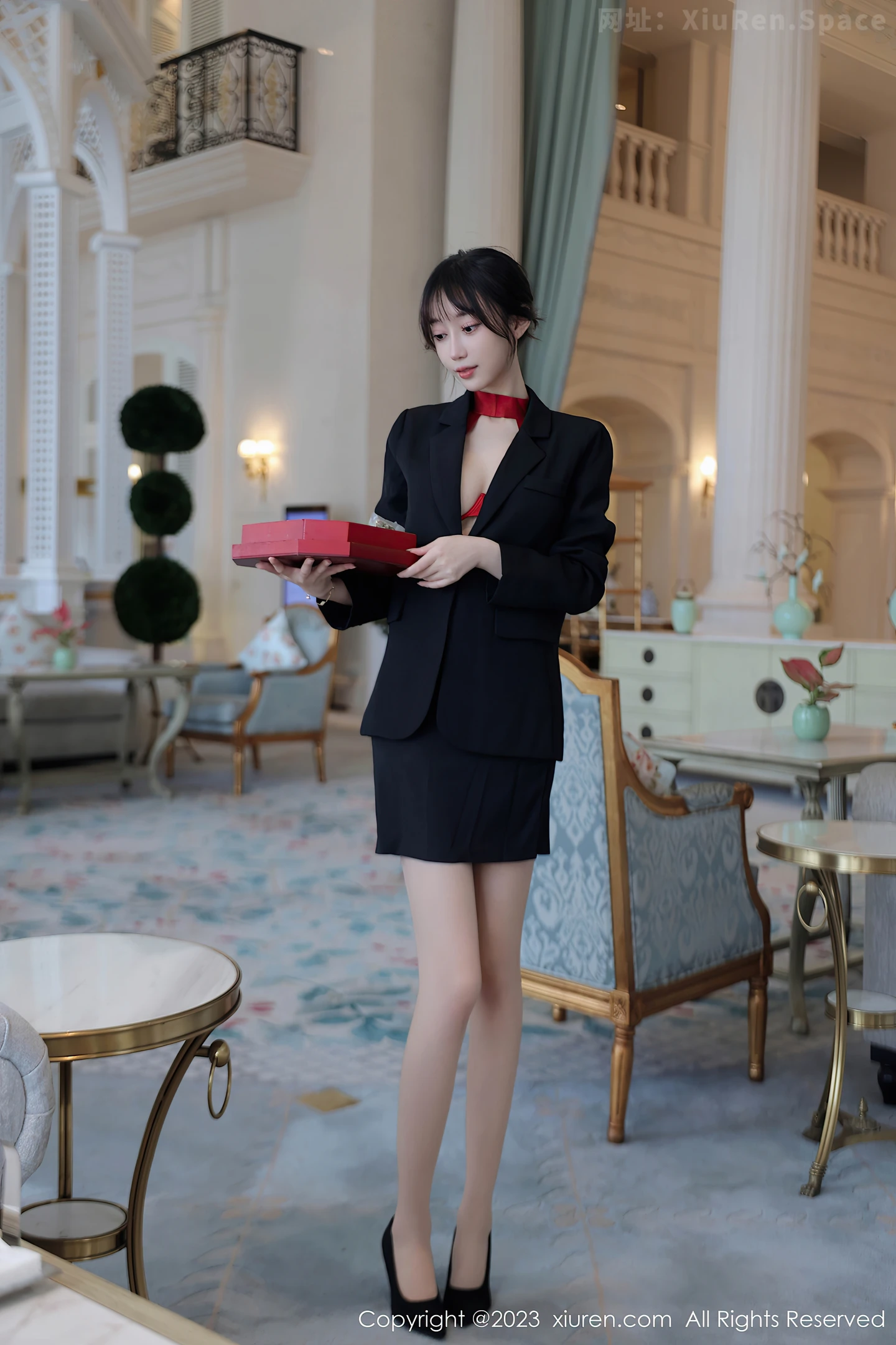 图片[2]-[XiuRen秀人网]VOL.7102 模特玥儿玥er脱深色西服露性感红色情趣服配黑丝吊袜诱惑写真63P-秀人网官方网站